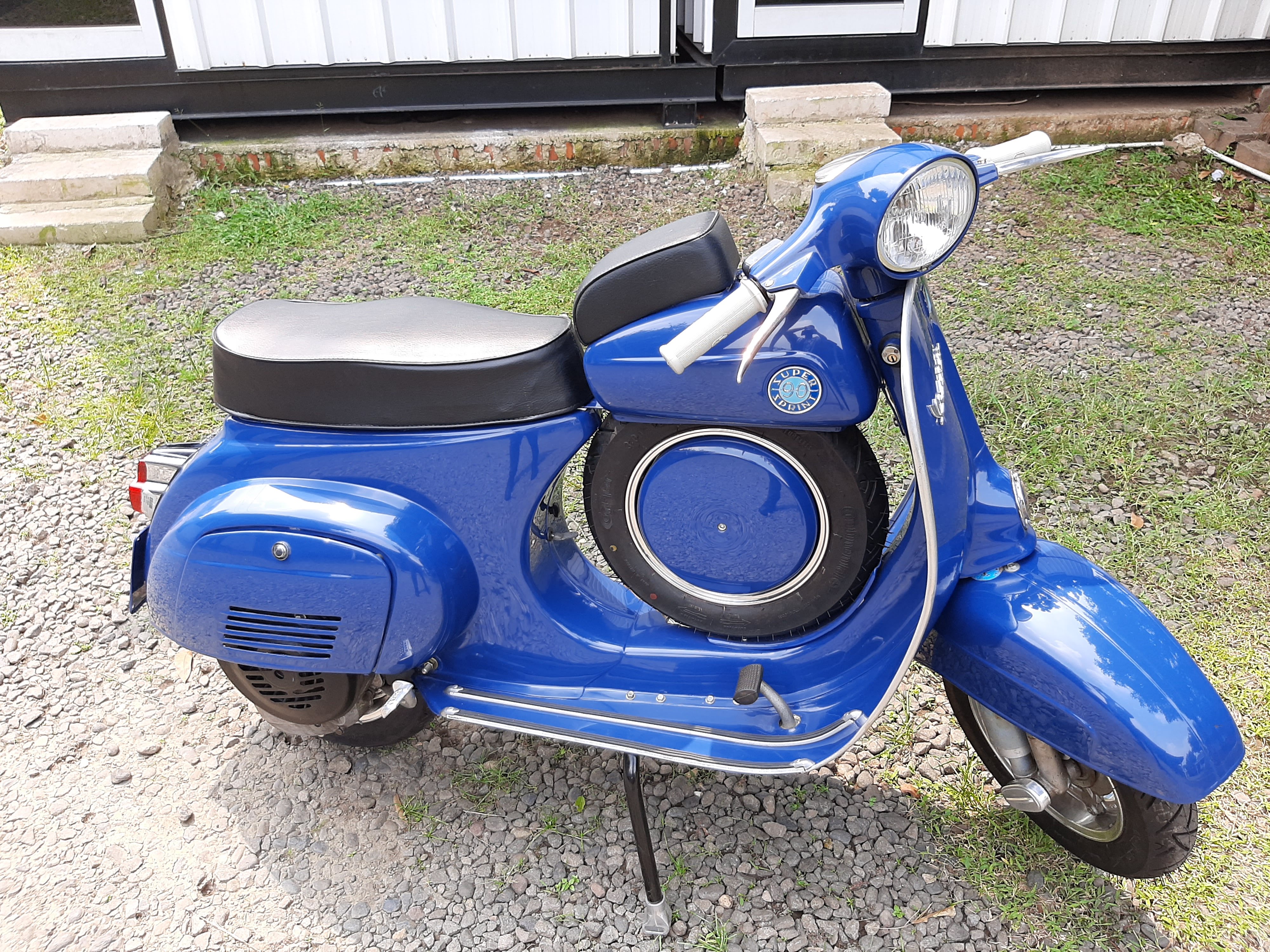 Vespa 90SS Blue side profile